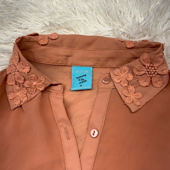 Beautiful polyester tank button up . - Picture 7 of 8